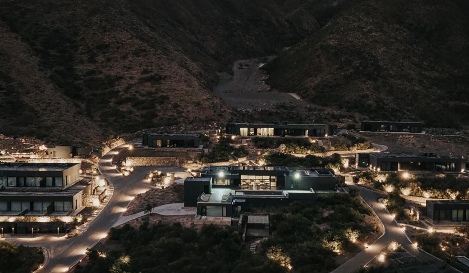Puesto del Indio iluminado de noche entre los cerros